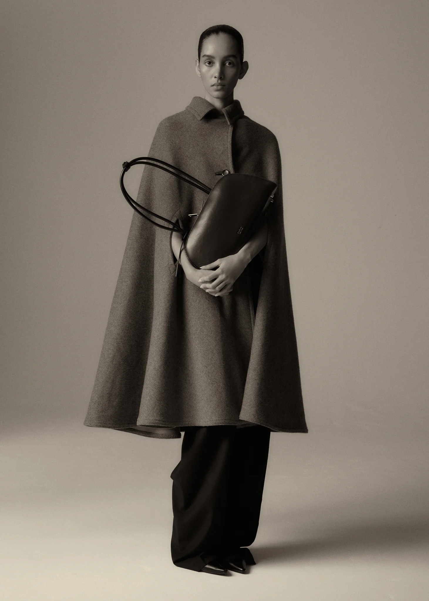 Alma Bag Black Gloss - Image 4